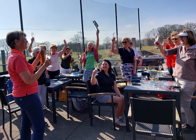 2022-24-03-wilmavriends-holeinone2.jpg