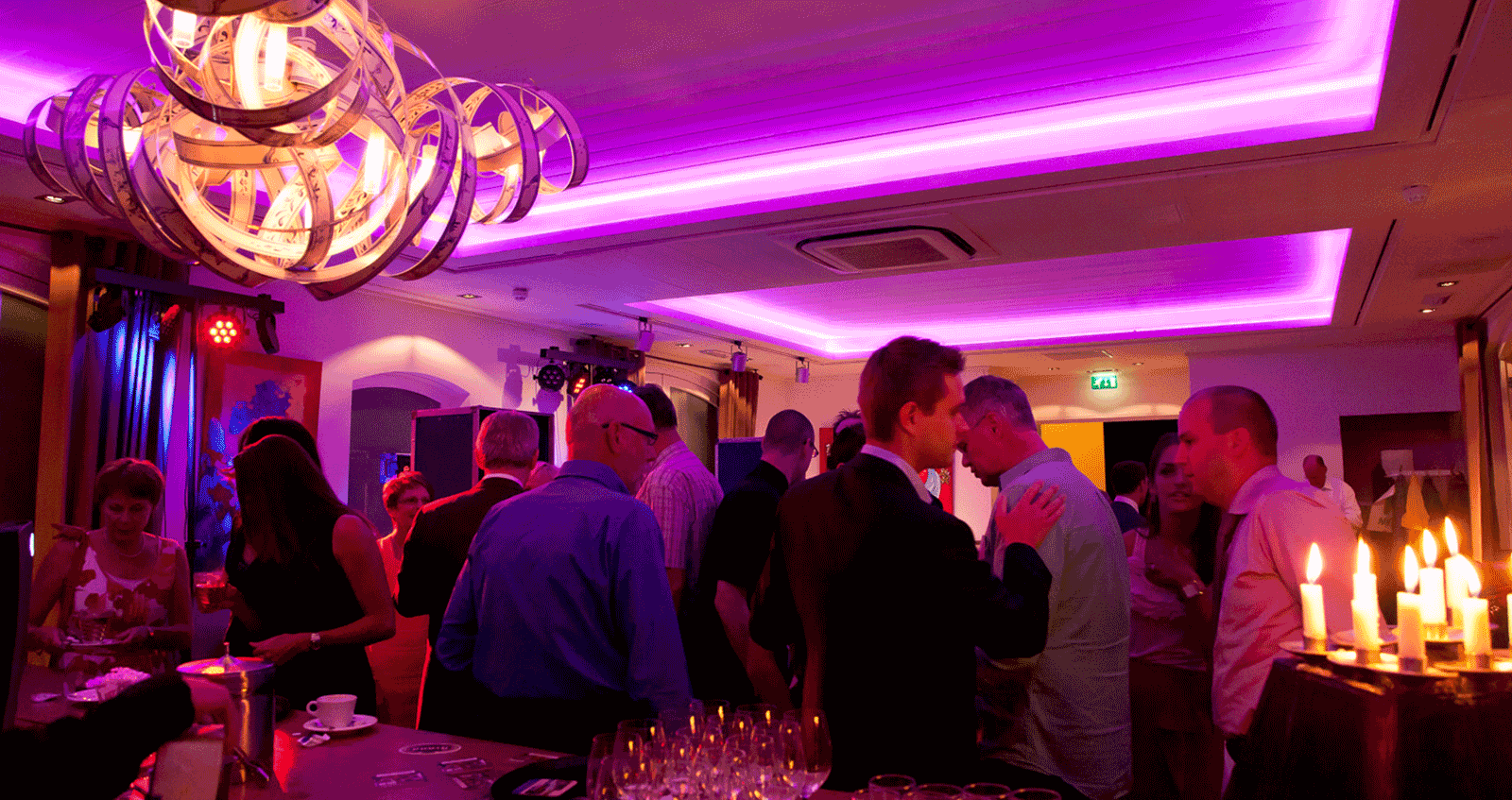 koetshuis_feest_mensen_roze.png